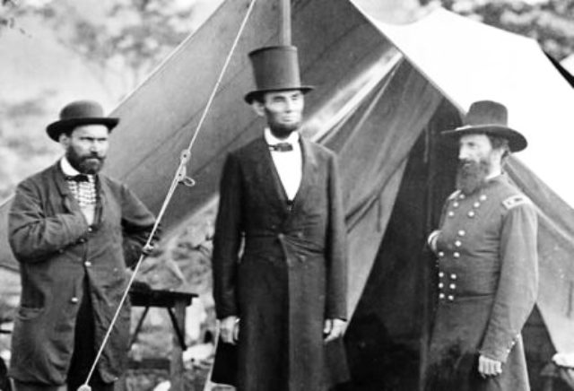 Lincoln em Sharpsburg: o presidente Abraham Lincoln ladeado pelo major Alan Pinkteron e John Geral McClernand em um acampamento da União em Sharpsburg, Maryland em 1862. (Crédito da foto: Bettmann / CORBIS)